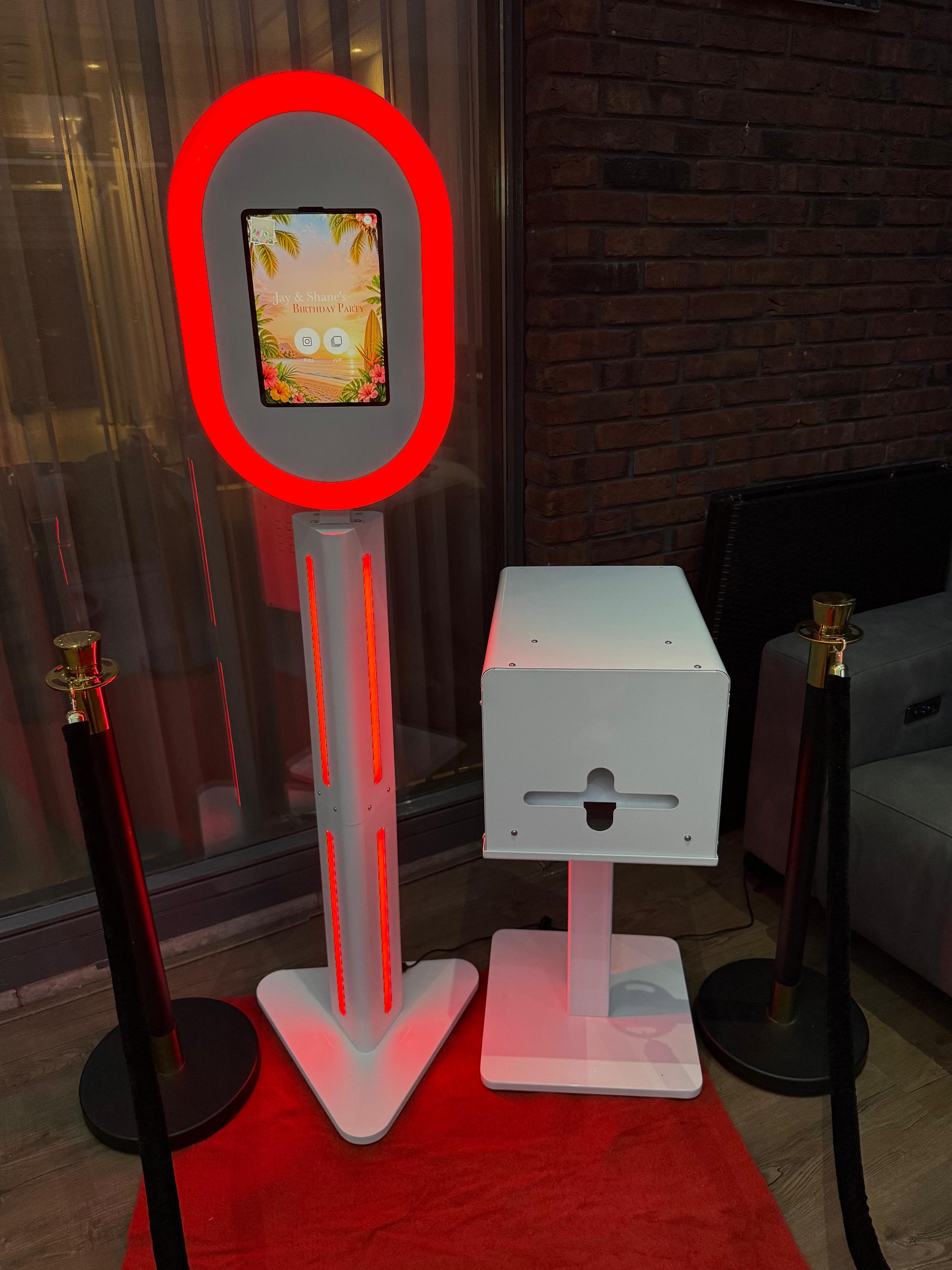iPad Photobooth met rode verlichting en fotoprinter op een event