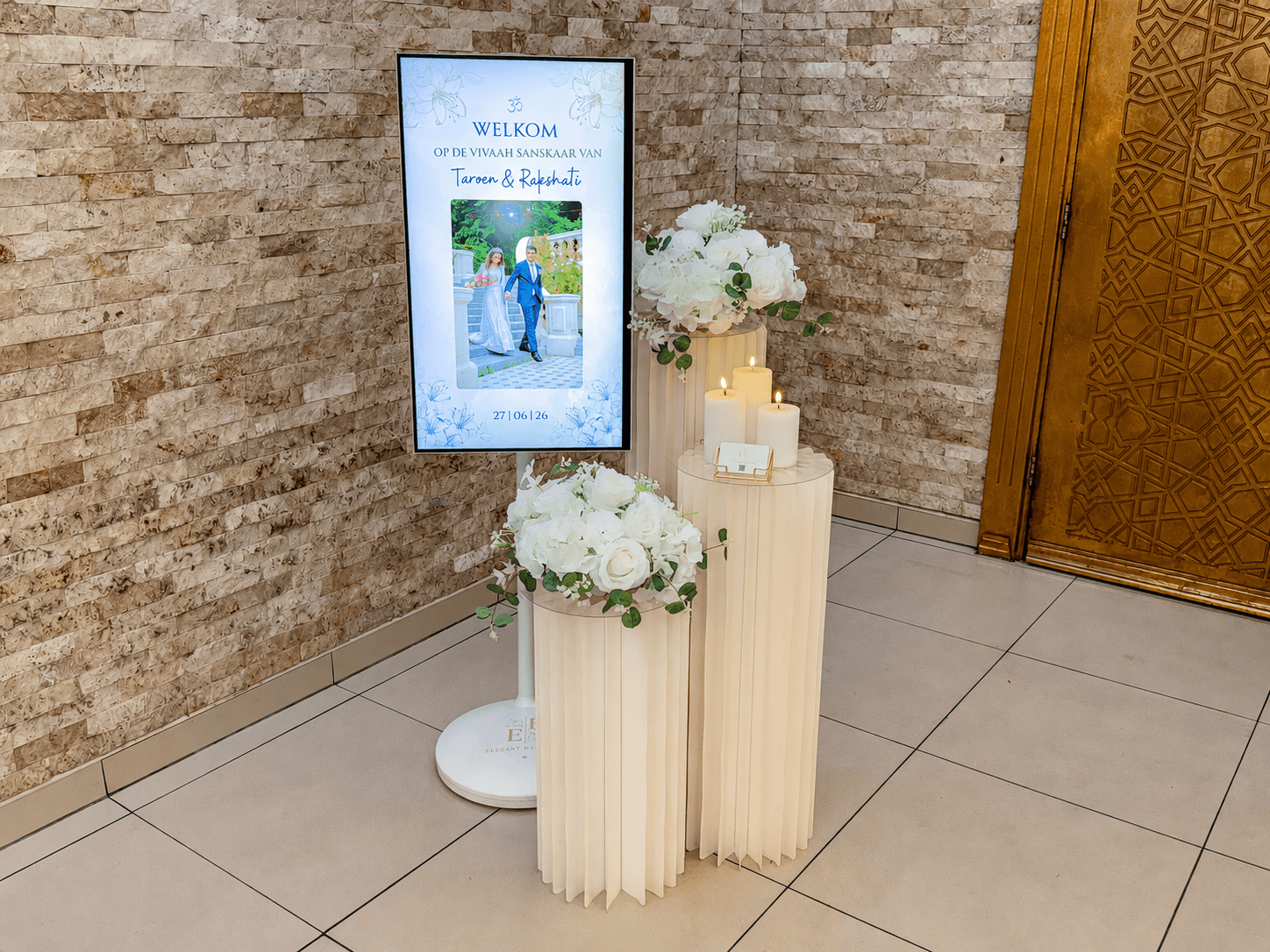 Digitaal welkomstscherm met bloemen, kaarsen en persoonlijke foto